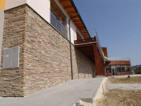 fassade mit broken rock champagne verblendet