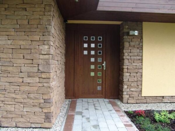 fassade mit broken rock kelt verblendet