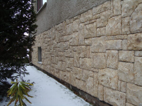 feldstein nachbildung klassischer bruchstein adriatica außen haus wand sockel fugenlos verlegt winter 3