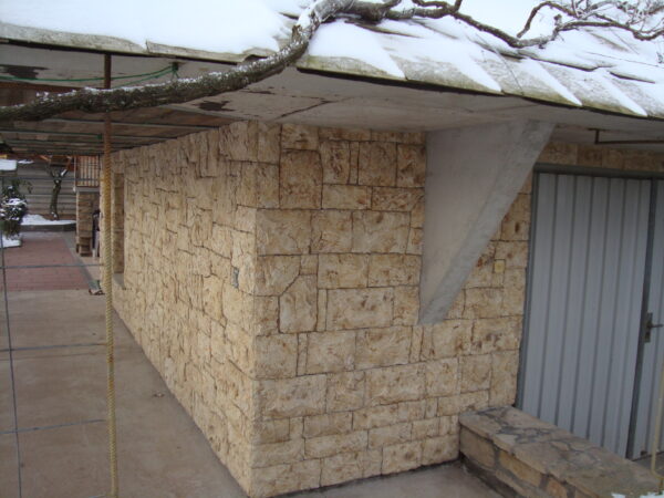 feldstein nachbildung klassischer bruchstein adriatica mit ecksteinen außen haus komplette fassade wand fugenlos verlegt winter 1