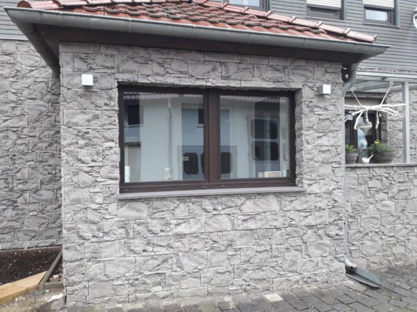 haus fassade mit rock tematin rustik grau verblendet