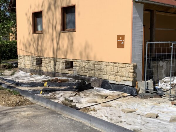 kalkstein nachbildung adriatica mit ecksteinen außen haus sockel wand fassade verfugt 2
