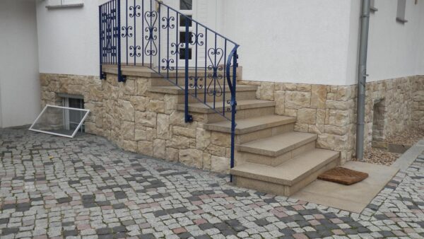 kalkstein nachbildung klassischer bruchstein adriatica aussen haus sockel fassade treppenaufgang fugenlos verlegt