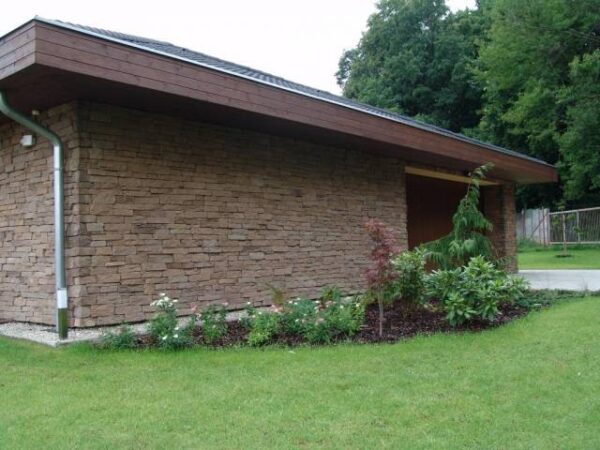 komplette fassade mit broken rock kelt verblendet