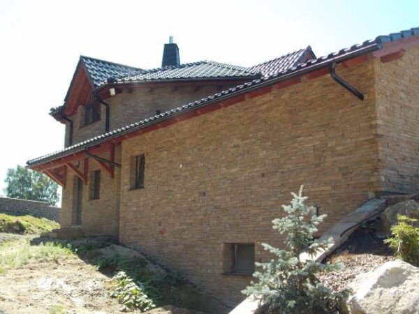 komplette fassade mit verblender broken rock kelt