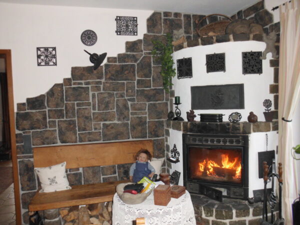 Lancaster Wandverblender innen, Dekorecke mit Kamin und grauer Fuge