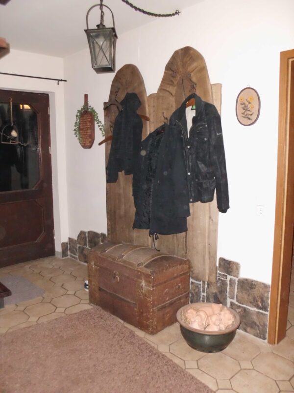 Lancaster Wandverblender als Sockelverkleidung an der Garderobe