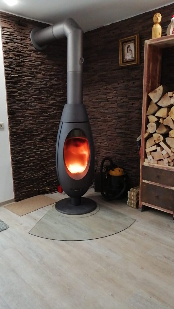 povazan brown hinter einem designerkamin