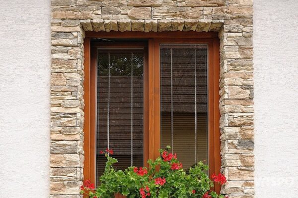 rock folded multi light brown mit kantensteinen zur umrahmung eines fensters