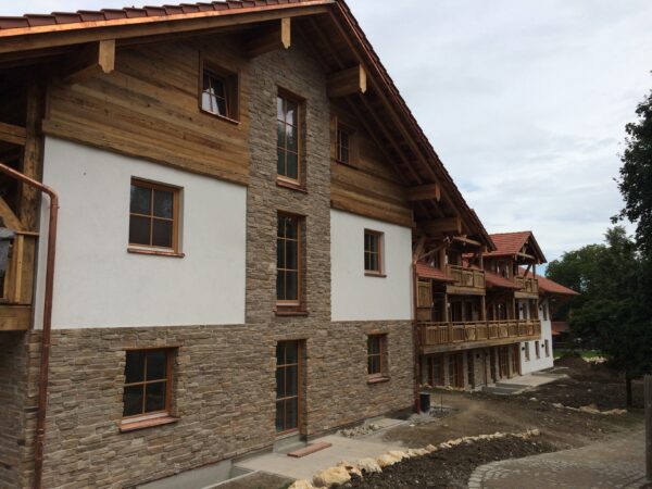 rustikale fassade verblendet mit broken rock mix champagne und kelt