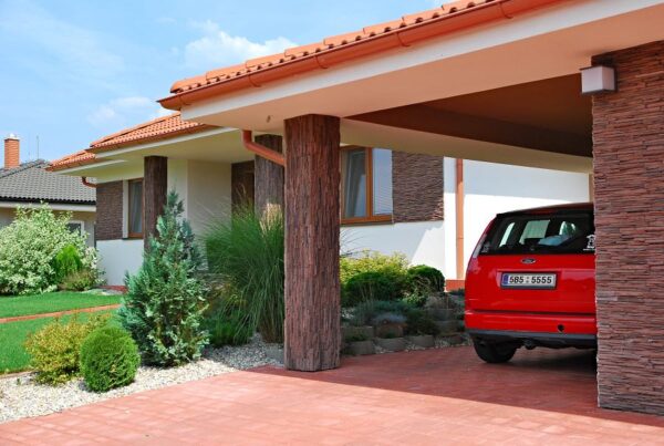 steinverblender povazan brown vertikal als saeulen verkleidung und horizontal zur verkleidung der haus fassade