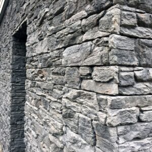 steinverblender rock folded anthrazit mit kantensteinen eckenbild im detail