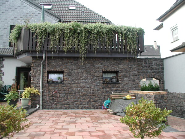 Wandverblender Lancaster mit Ecksteinen an der Hausfassade mit Fuge in anthrazit verlegt