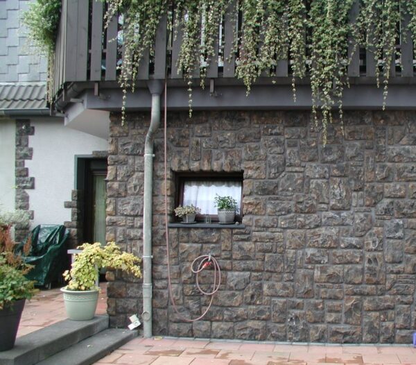 Wandverblender Lancaster mit Ecksteinen an der Hausfassade mit Fuge in anthrazit verlegt