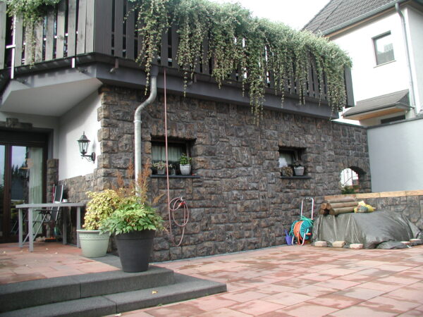 Wandverblender Lancaster mit Ecksteinen an der Hausfassade mit Fuge in anthrazit verlegt