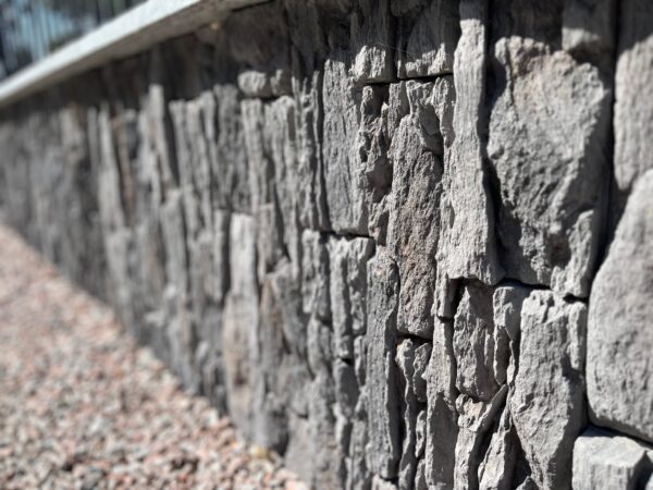 verblender rock folded anthrazit vertikal fugenlos verlegt close up bild