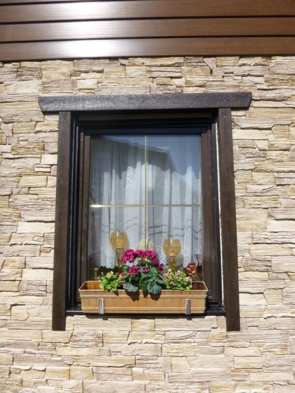 verblender slate castle beigebrown fugenlos verklebt um ein fenster zu verzieren