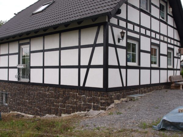 Wandverblende Lancaster am Sockel des Fachwerkhauses