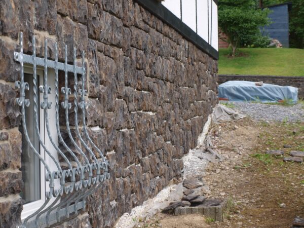 Wandverblender Lancaster an der Fassade im Sockelbereich