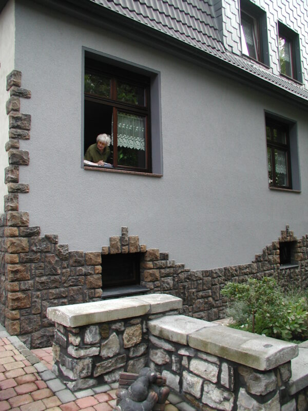 Wandverblender Lancaster mit Ecksteinen an der Fassade mit Fuge in anthrazit verlegt