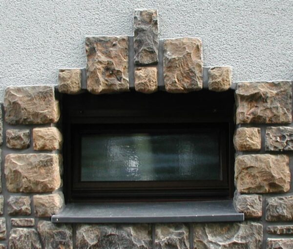 Wandverblender Lancaster mit Ecksteinen um ein Kellerfenster aussen verlegt