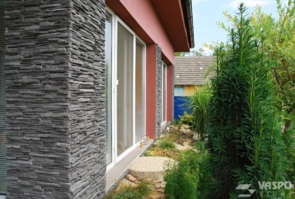 wandverblender povazan black mit ecksteinen an der haus fassade