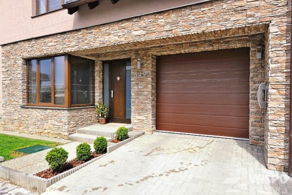 wandverblender rock folded multi light brown zur verkleidung der fassade im bereich des erdgeschosses