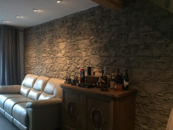 wandverblender rock tematin rustik grau couch wand verkleidung im wohnzimmer bereich