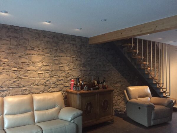 wandverblender rock tematin rustik grau nuanciert couch wand verkleidung im wohnzimmer bereich