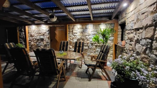 Verblendstein MIx Country an einer Terrasse am Abend
