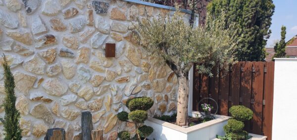 mediterranes ambiente steinwand mit naturstein rock face yellow verblendet