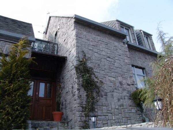rustikale fassade mit wandverblender burgmauer farbe basalt 027