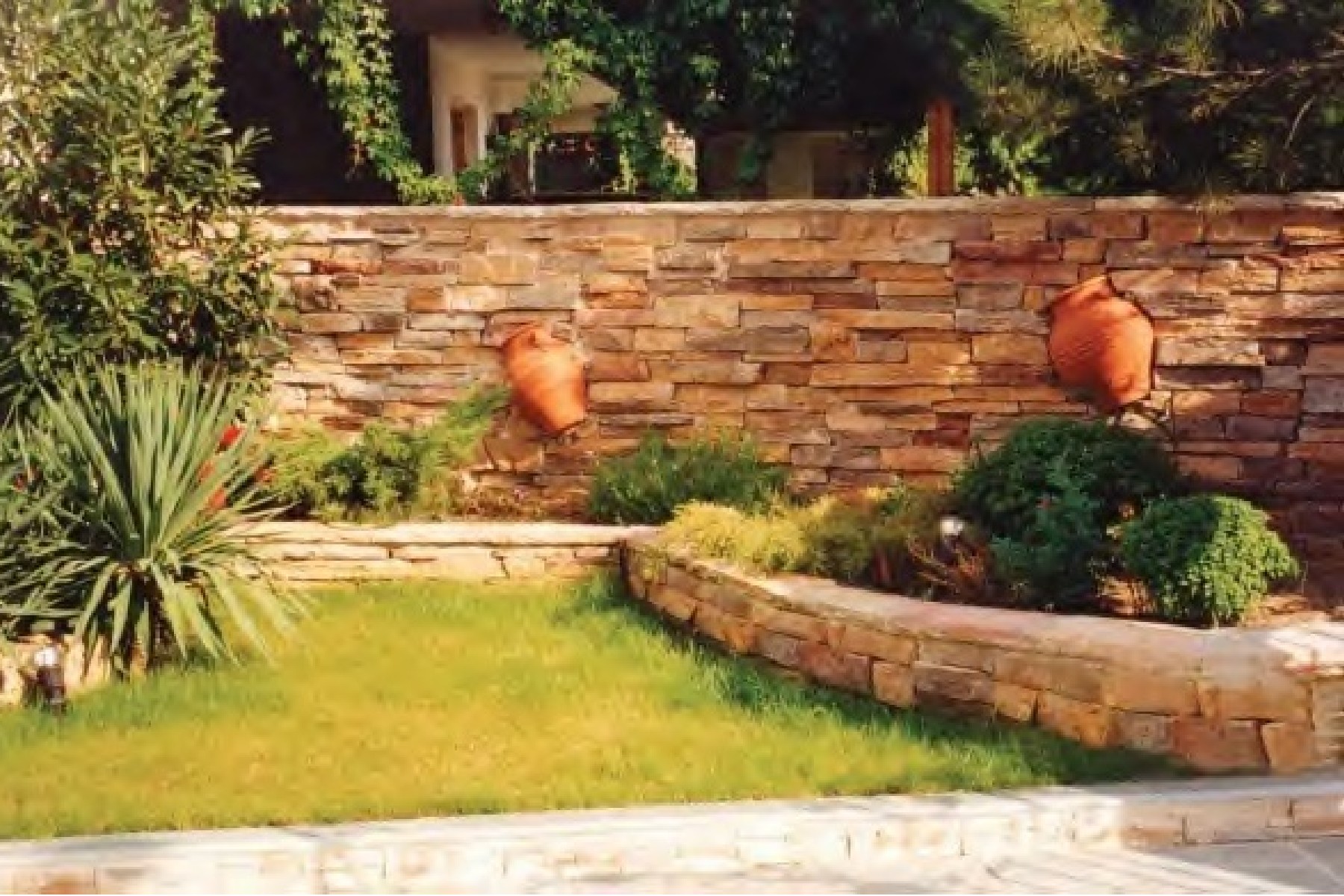 bretagne amber mauerverkleidung im garten