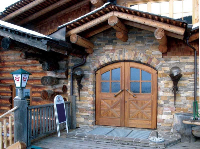 bretagne dusk blockhaus eingang urig rustikal