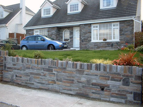 bretagne gray haus und stützmauer mit fuge