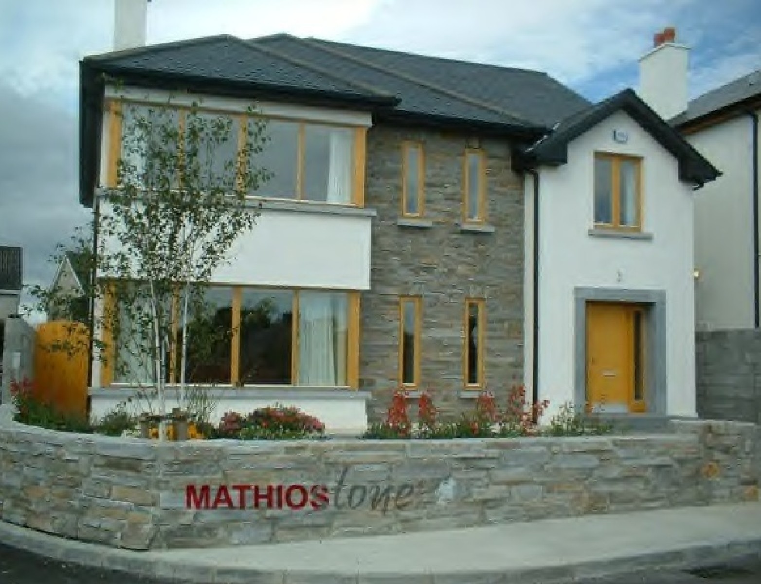 bretagne gray teilfassade und stützmauer