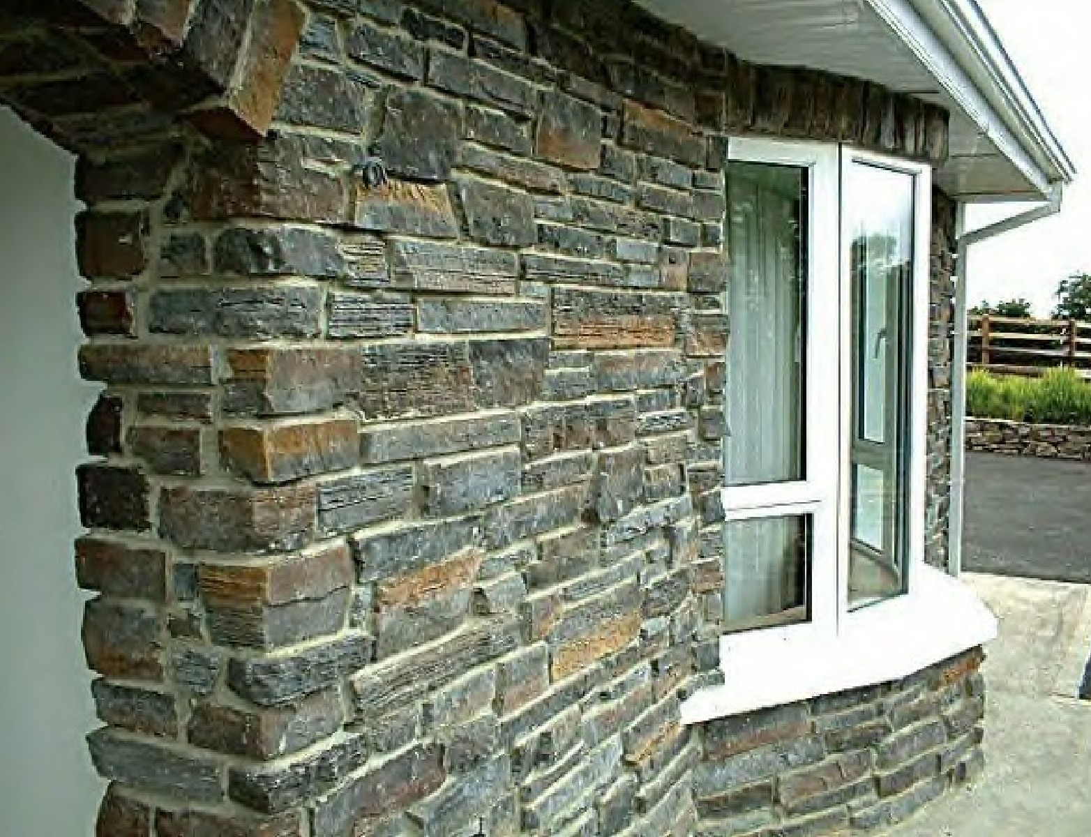 bretagne rusty fassade mit fugen