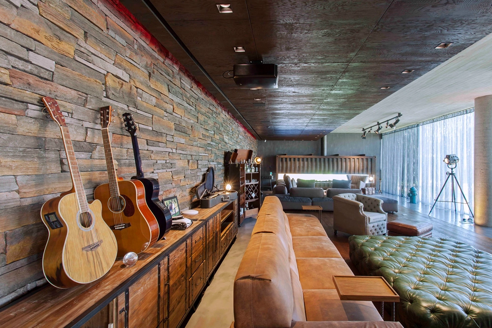 bretagne rusty interior with guitarrs