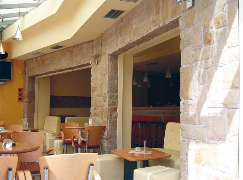 alamo champagne im restaurant als dekorative wandverblendung