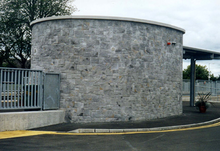 alamo gray fugenlos verlegt an großer mauer