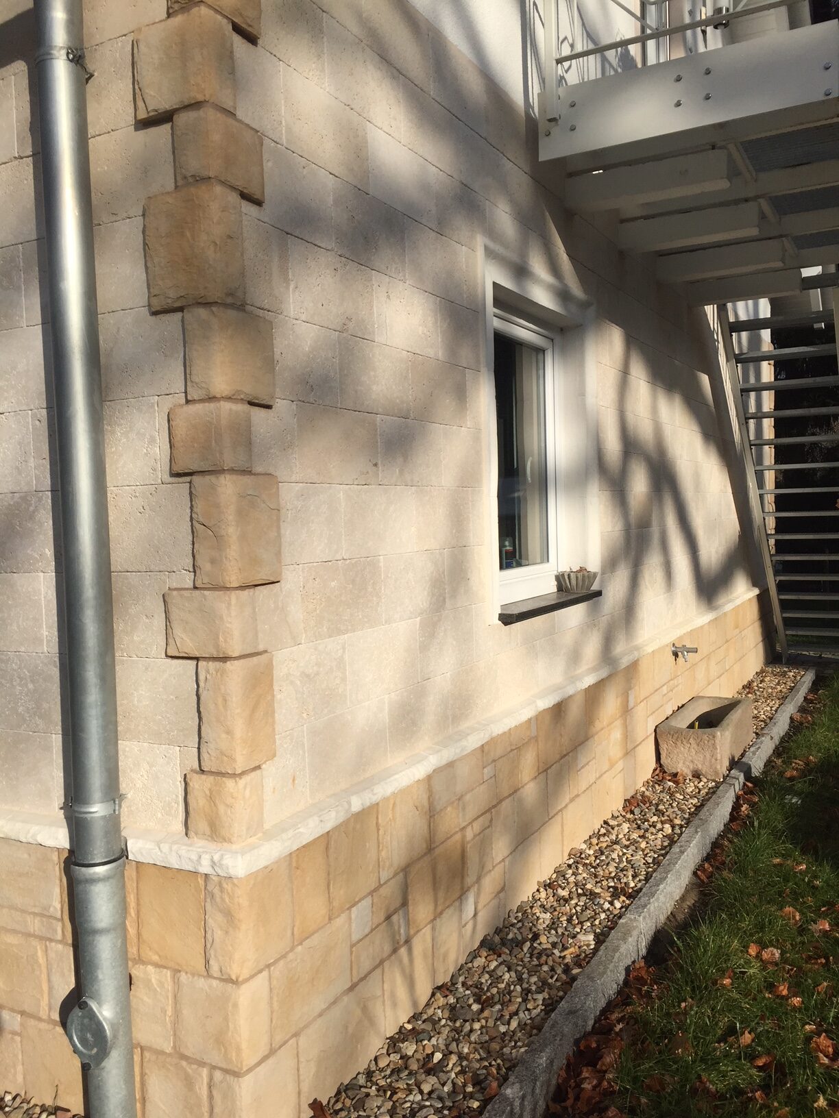 ecksteine und sockelfläche aus alamo chamagne