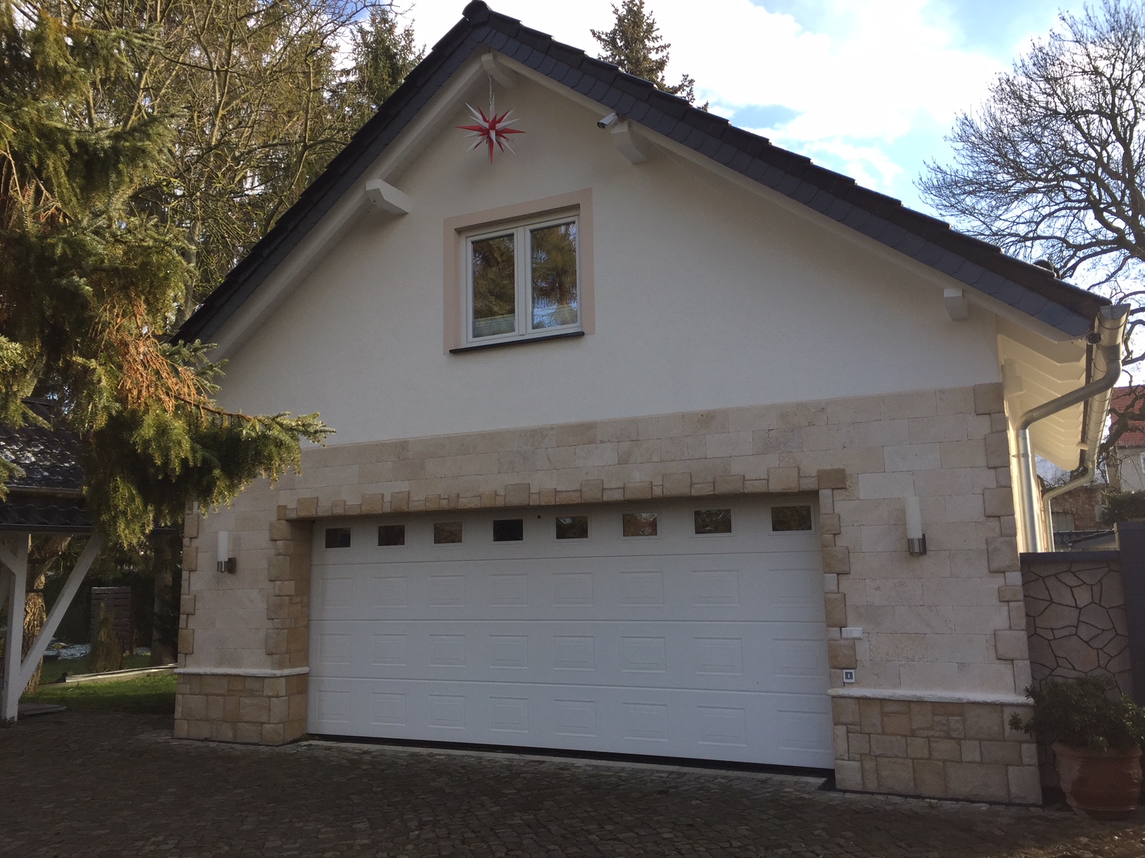 garage mediterrane verkleidung mit naturstein travertin fliesen und sockel und ecken verblender alamo chmapagne