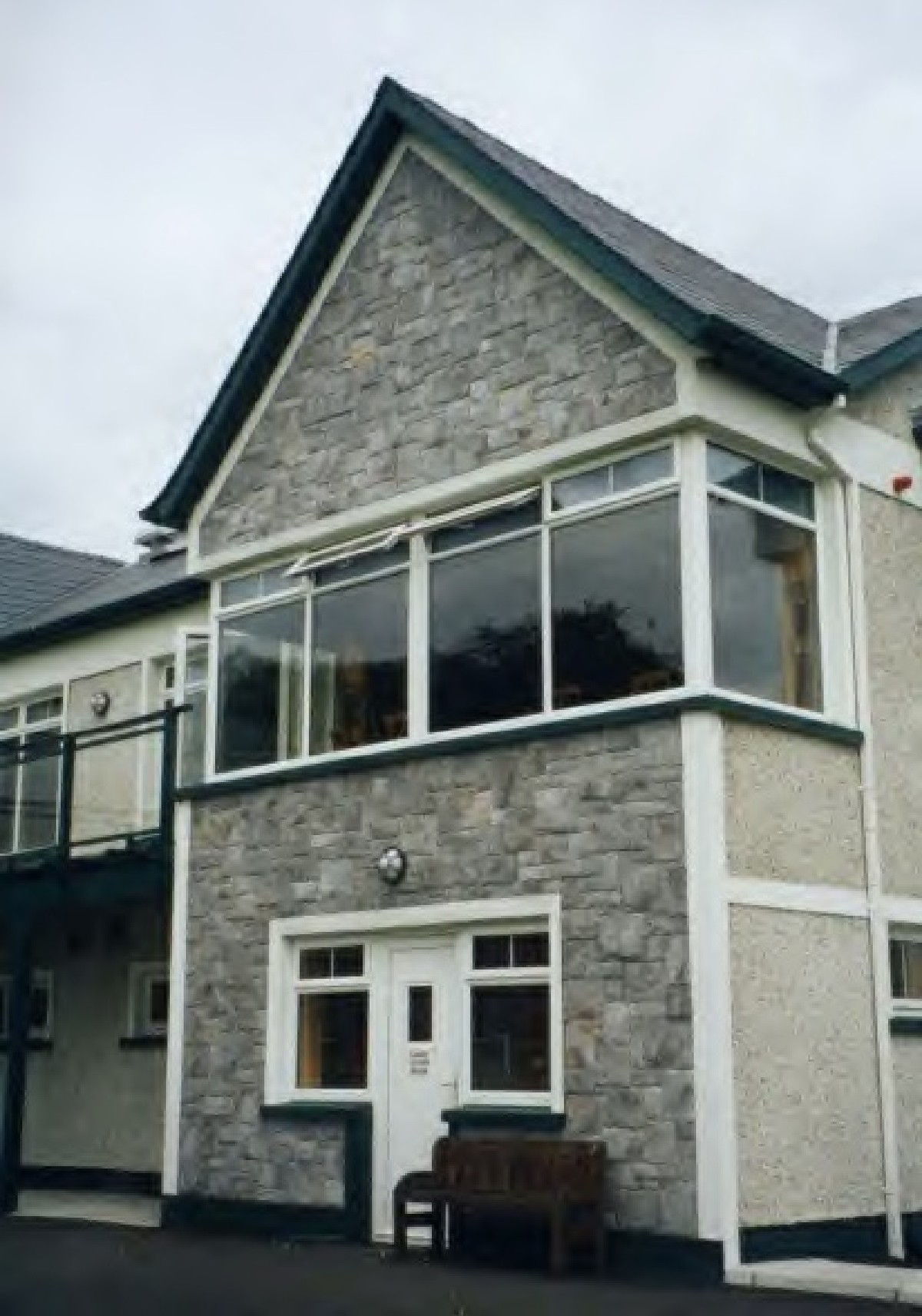 hauswand detail mit verlender alamo gray mathios