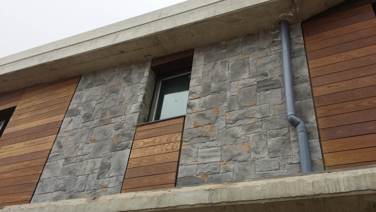 holzhaus mit detailverkleidung aus fassadenverblender alamo gray