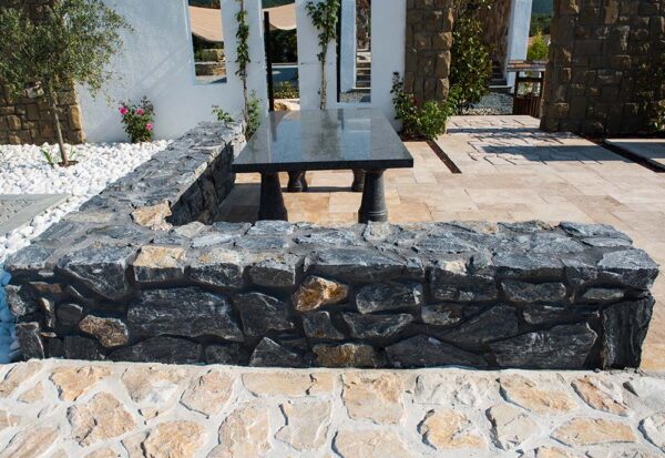 Steinwand mit Rock Face Akron Wandverblendern verkleidet