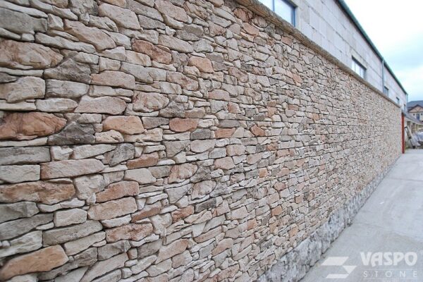 verblender rock vrsatec brown zur verkleidung einer mauer verwendet