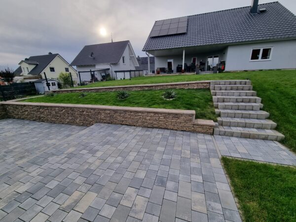 wandverblender rock vrsatec brown zur verkleidung einer mauer im zen garten mit abdeckplatten fuer eine sitzgelegenheit