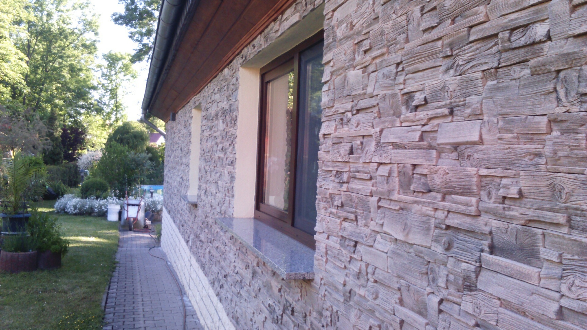 hausfassade mit steinverblendung eichenholznachbildung oak