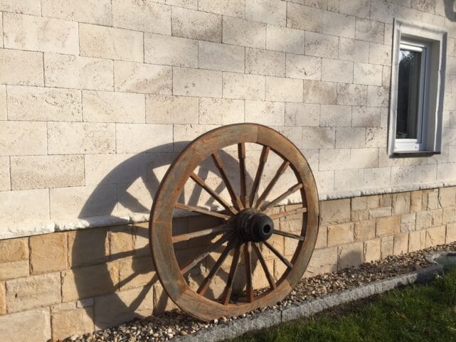 sockelverblendung mit alamo champagne fassade travertinfliesen