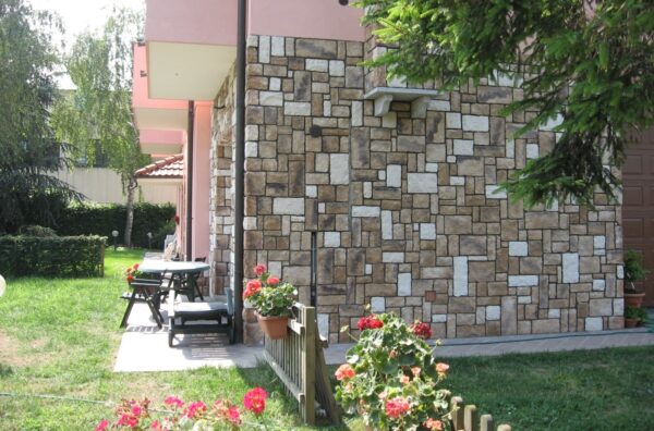 tuscany brown als wandgestaltung im erdgeschoss
